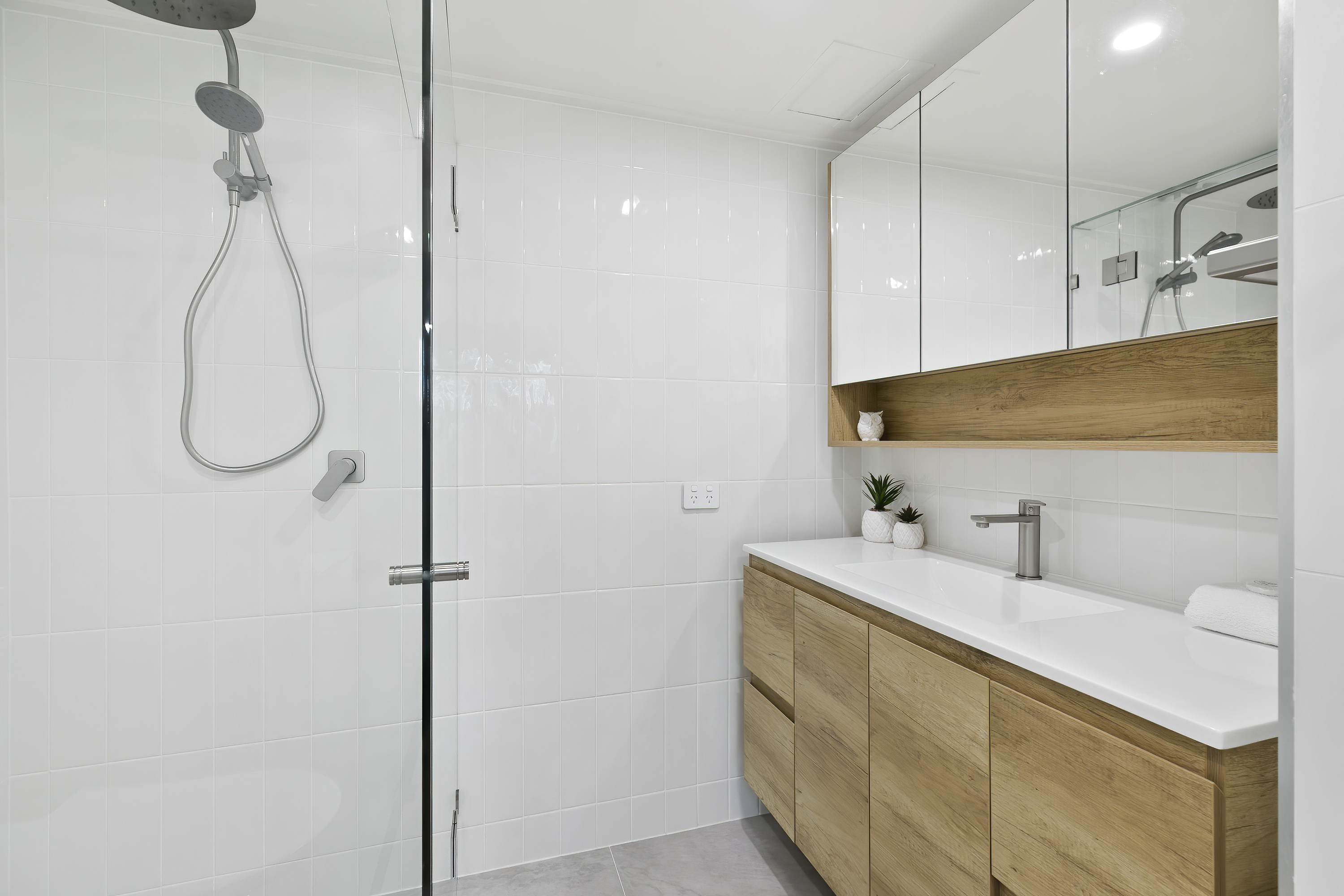 BB7 BATHROOM 1