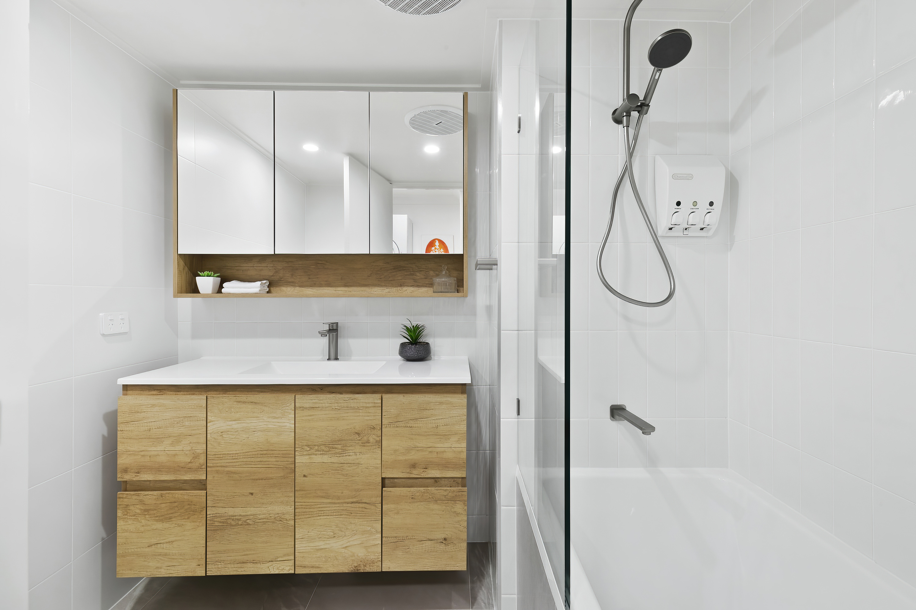 BB7 BATHROOM 2